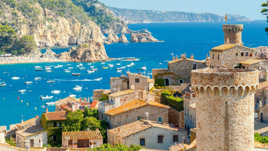 Enjoy the sun and tranquility in your own accommodation in Spain